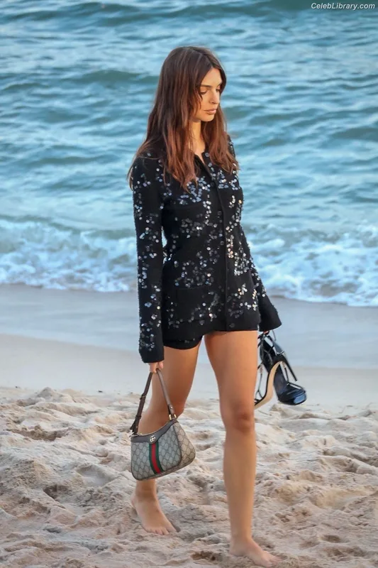 Emily Ratajkowski photo 17 of 3958