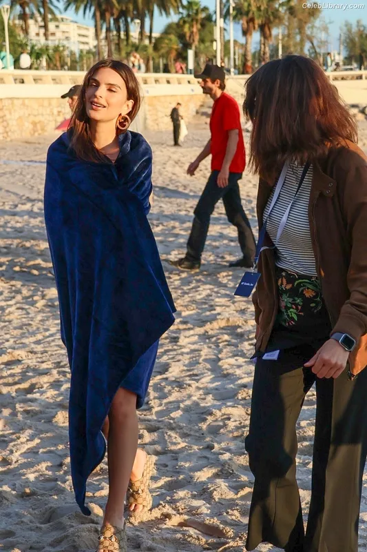 Emily Ratajkowski photo 1 of 3958