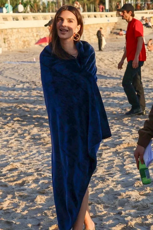 Emily Ratajkowski photo 2 of 3958