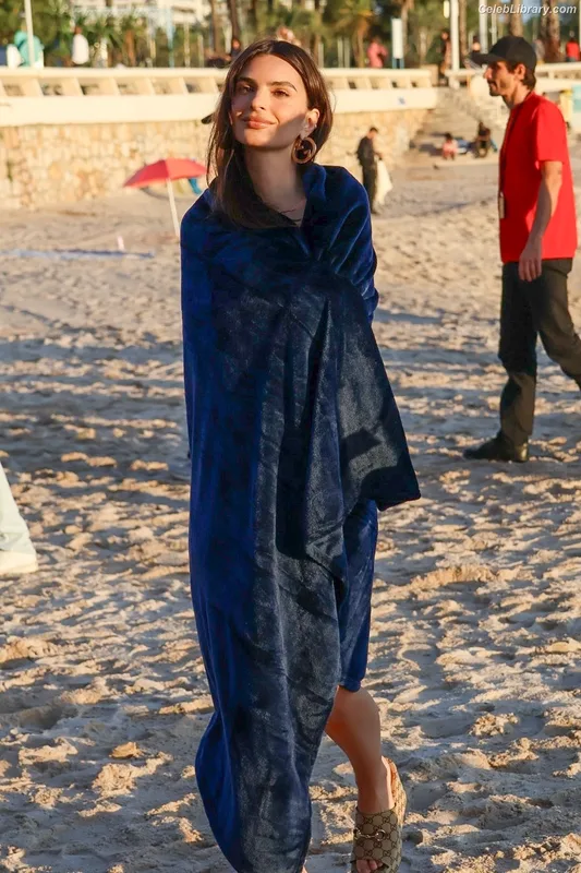 Emily Ratajkowski photo 4 of 3958