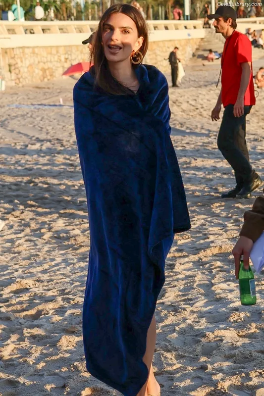 Emily Ratajkowski photo 7 of 3958