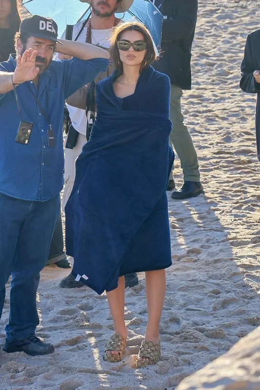 Emily Ratajkowski photo 8 of 3958