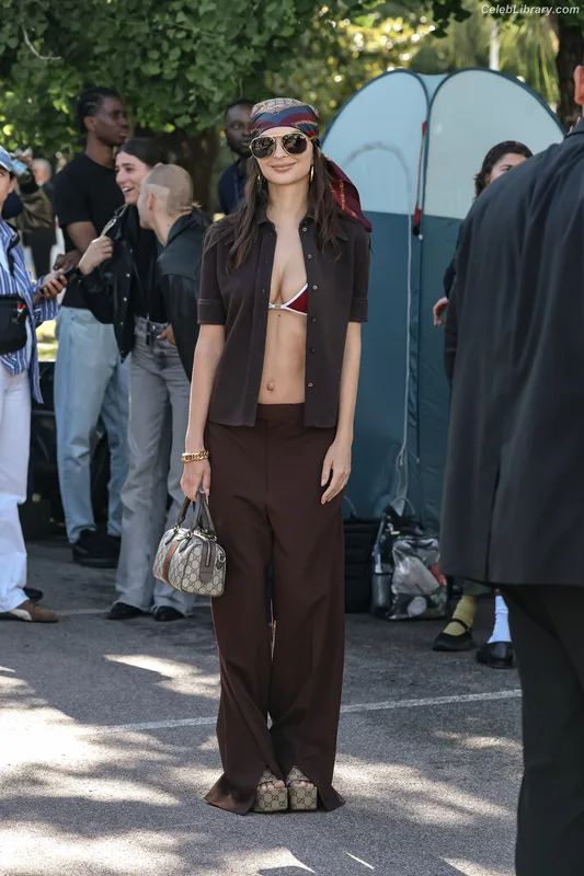Emily Ratajkowski photo 9 of 3958