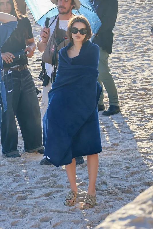 Emily Ratajkowski photo 13 of 3958