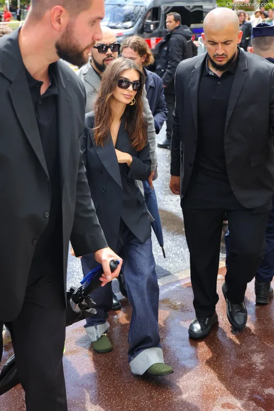 Emily Ratajkowski photo 17 of 3958