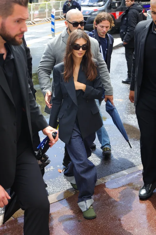 Emily Ratajkowski photo 18 of 3958