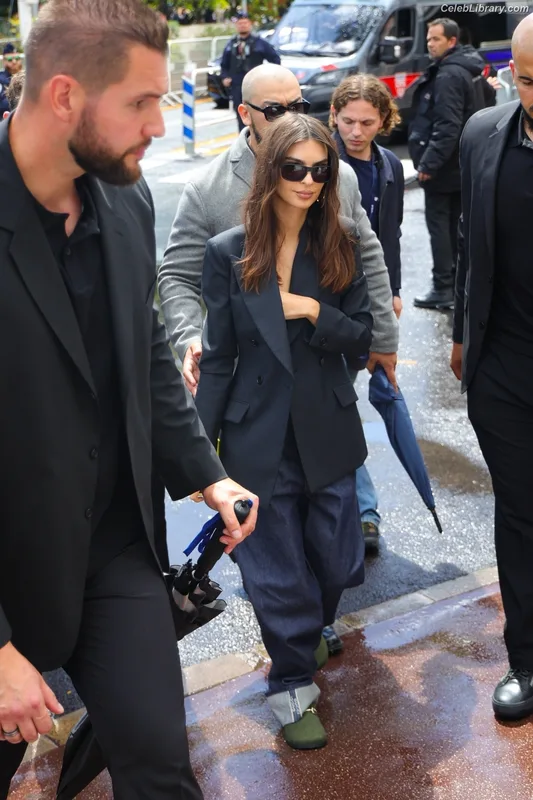 Emily Ratajkowski photo 19 of 3958
