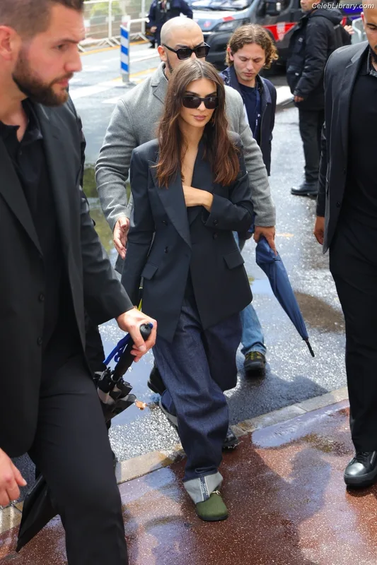 Emily Ratajkowski photo 22 of 3958