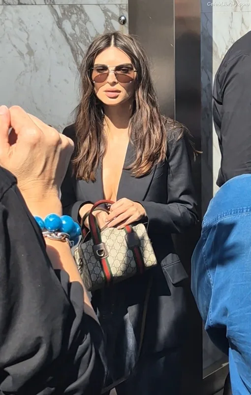 Emily Ratajkowski photo 2 of 3958