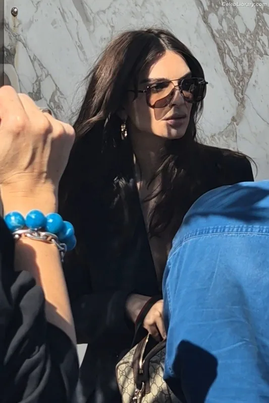 Emily Ratajkowski photo 4 of 3958