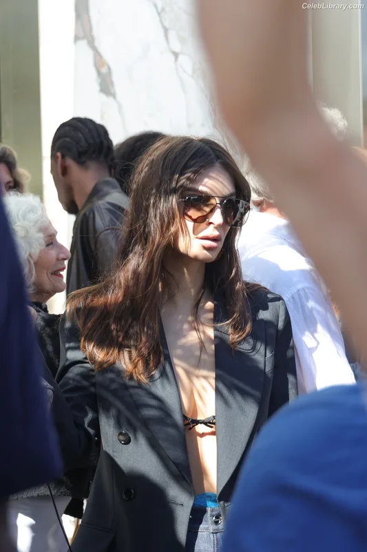 Emily Ratajkowski photo 5 of 3958
