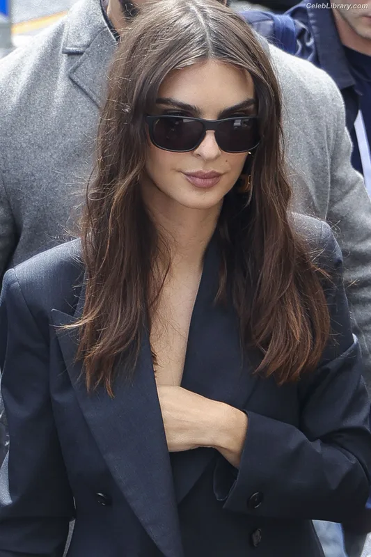 Emily Ratajkowski photo 22 of 3958