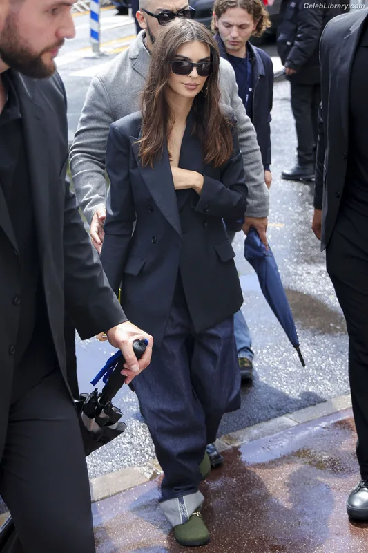 Emily Ratajkowski photo 23 of 3958