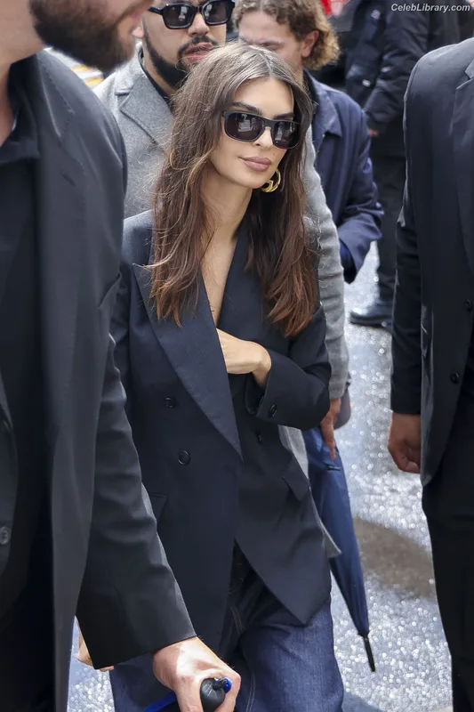 Emily Ratajkowski photo 2 of 3958