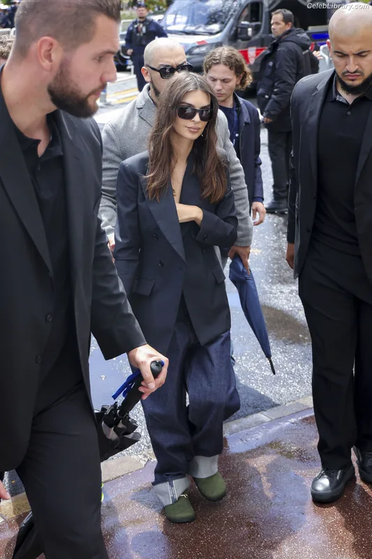 Emily Ratajkowski photo 4 of 3958