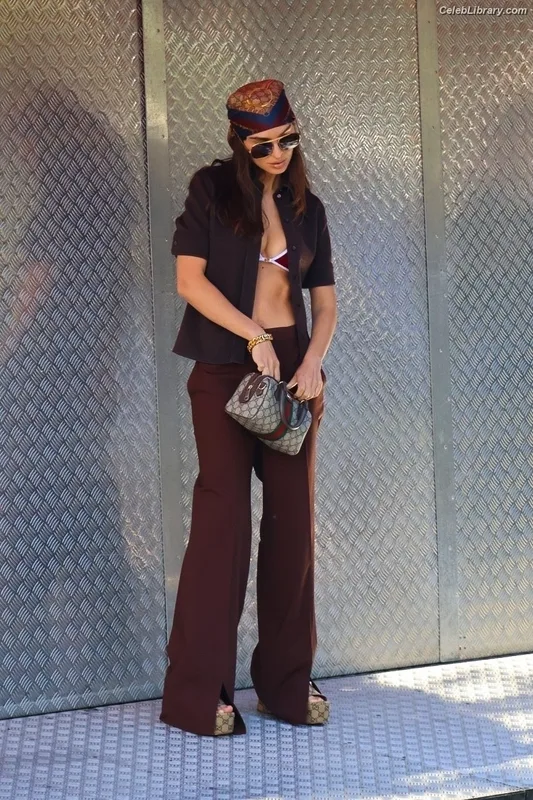 Emily Ratajkowski photo 1 of 3958