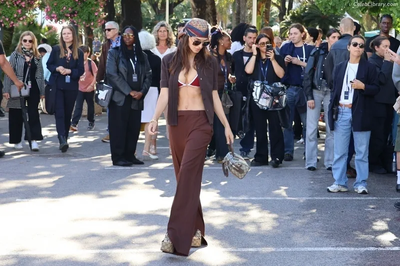 Emily Ratajkowski photo 9 of 3958