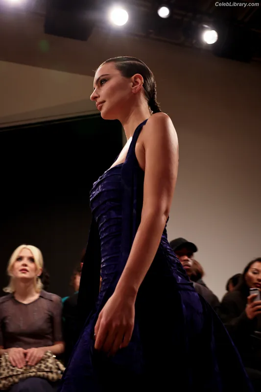 Emily Ratajkowski photo 12 of 3958