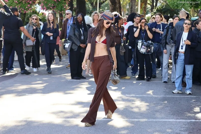 Emily Ratajkowski photo 15 of 3958