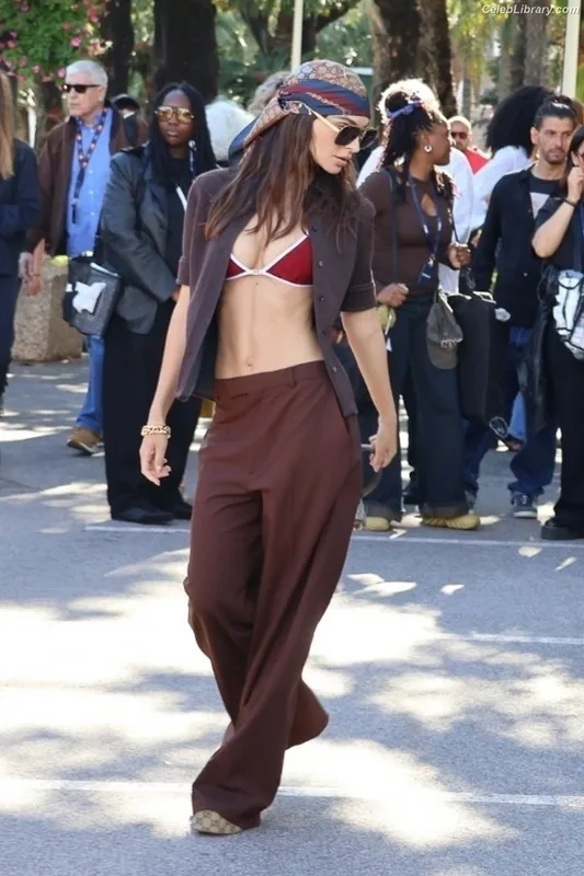 Emily Ratajkowski photo 18 of 3958
