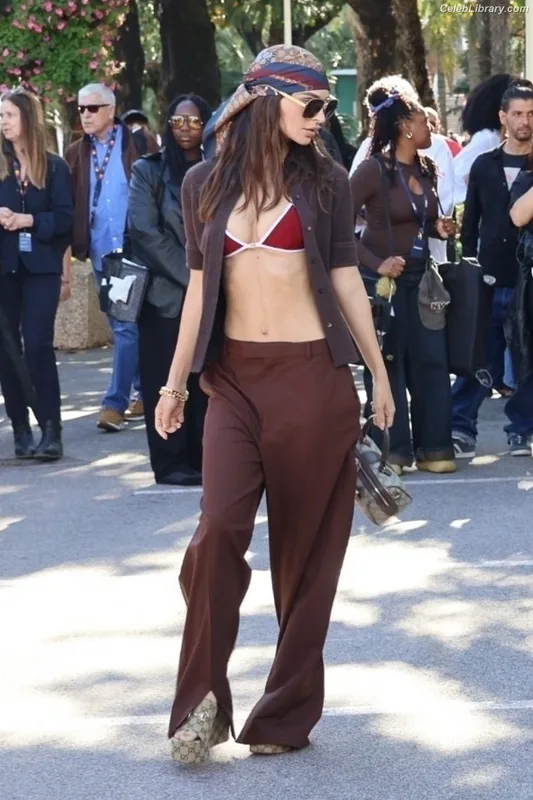 Emily Ratajkowski photo 20 of 3958