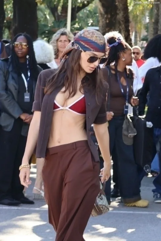 Emily Ratajkowski photo 22 of 3958