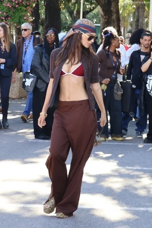 Emily Ratajkowski photo 24 of 3958