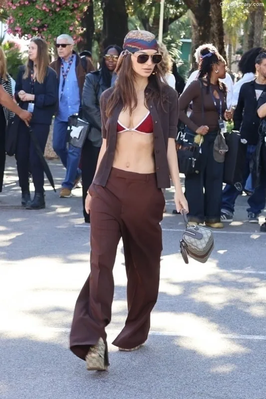 Emily Ratajkowski photo 4 of 3958