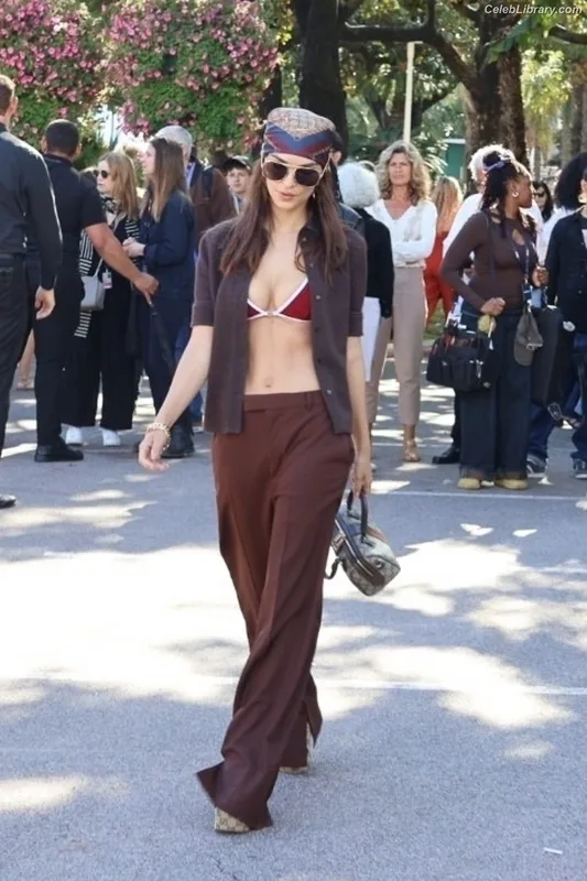 Emily Ratajkowski photo 12 of 3958