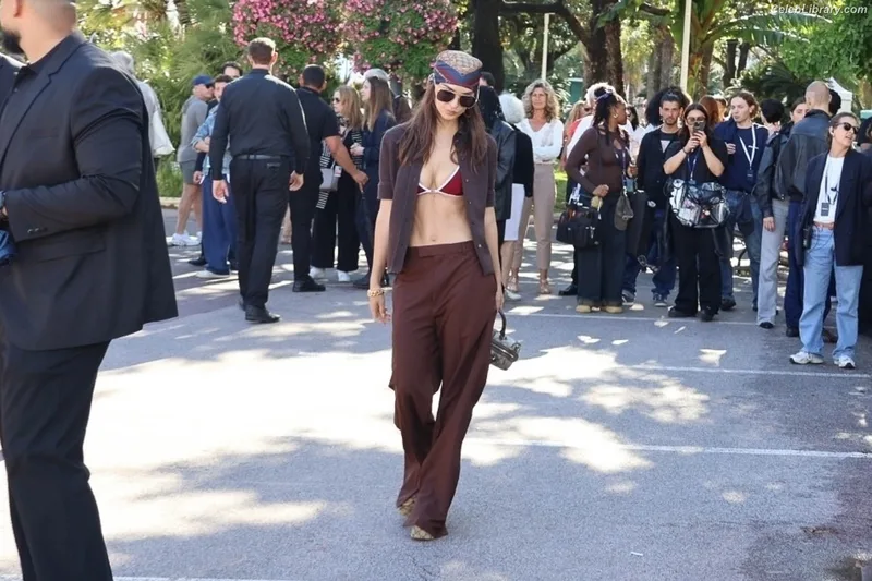 Emily Ratajkowski photo 13 of 3958