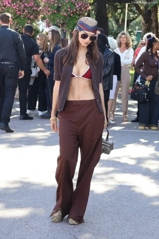 Emily Ratajkowski photo 16 of 3958