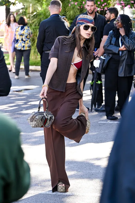 Emily Ratajkowski photo 21 of 3958