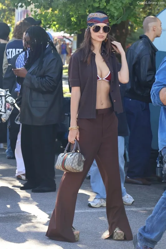 Emily Ratajkowski photo 1 of 3958
