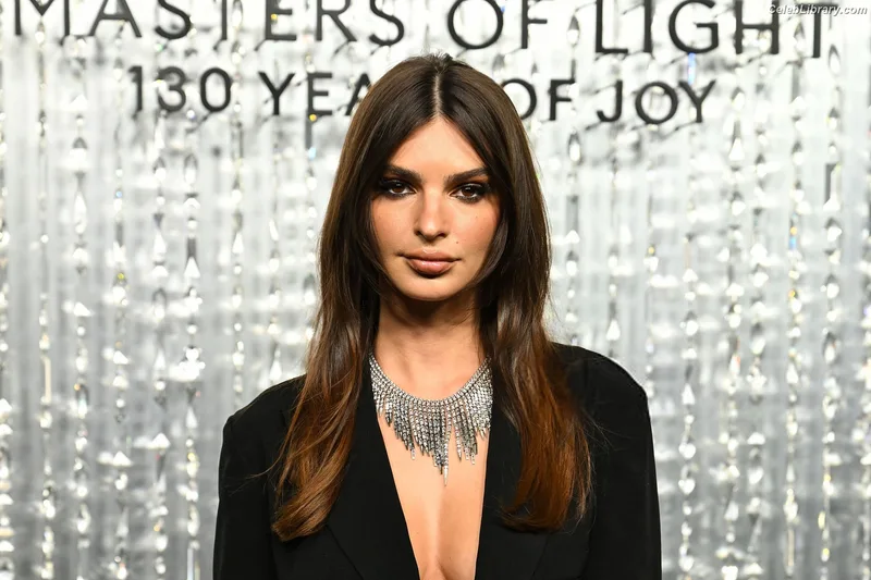 Emily Ratajkowski photo 6 of 3958