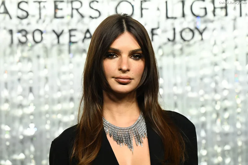 Emily Ratajkowski photo 14 of 3958