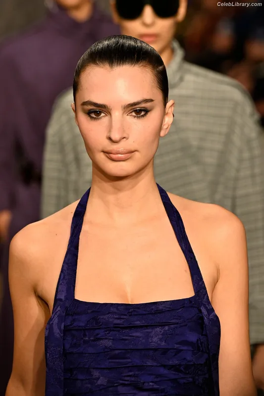 Emily Ratajkowski photo 23 of 3958