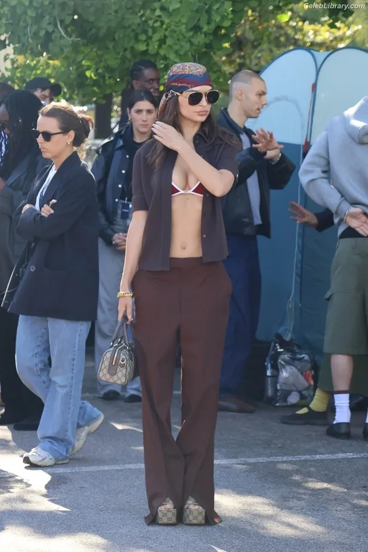Emily Ratajkowski photo 24 of 3958