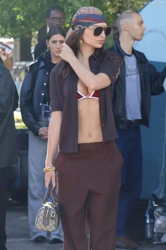 Emily Ratajkowski photo 3 of 3958