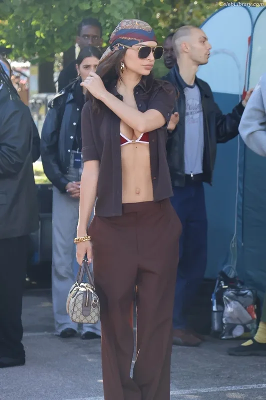 Emily Ratajkowski photo 5 of 3958