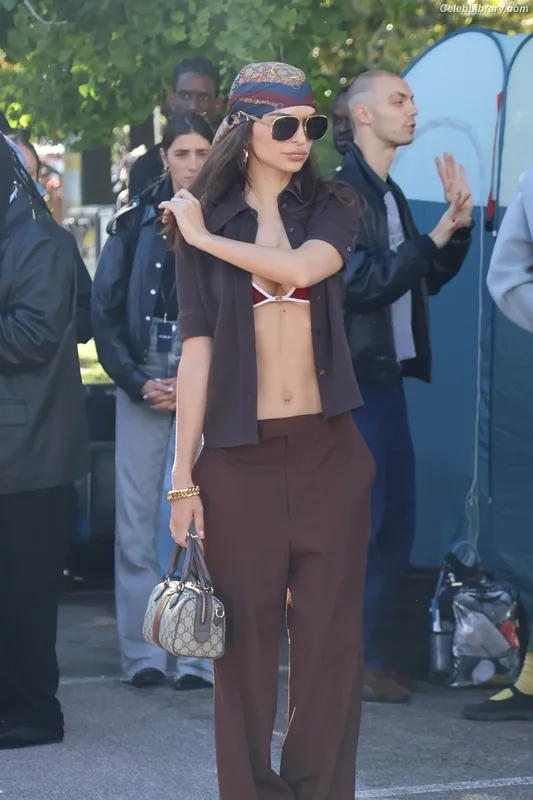 Emily Ratajkowski photo 9 of 3958