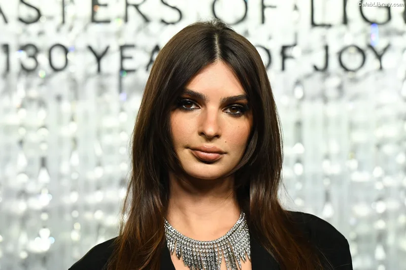 Emily Ratajkowski photo 10 of 3958