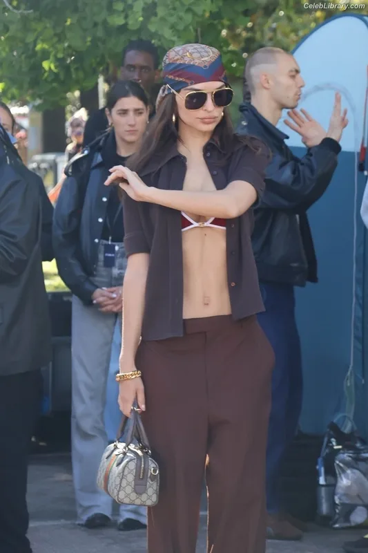 Emily Ratajkowski photo 12 of 3958