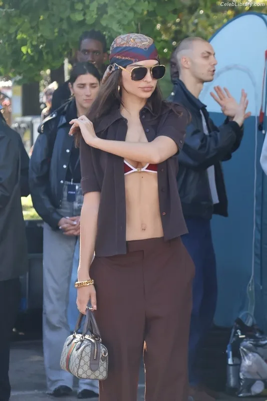 Emily Ratajkowski photo 13 of 3958