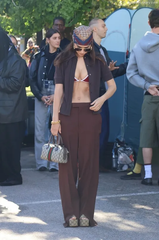 Emily Ratajkowski photo 14 of 3958