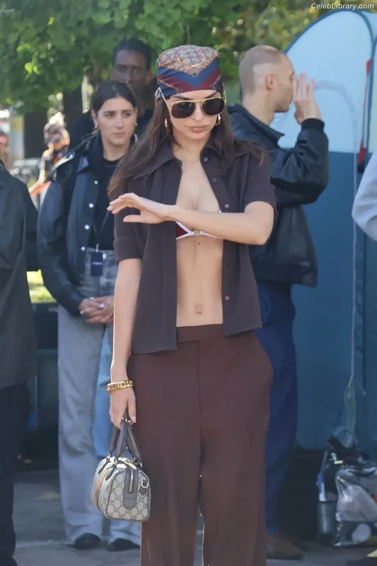 Emily Ratajkowski photo 16 of 3958