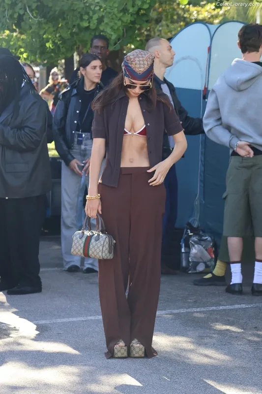 Emily Ratajkowski photo 17 of 3958
