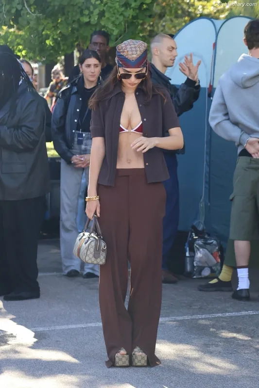Emily Ratajkowski photo 18 of 3958
