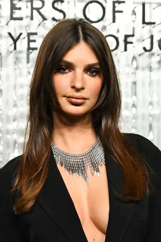 Emily Ratajkowski photo 21 of 3958