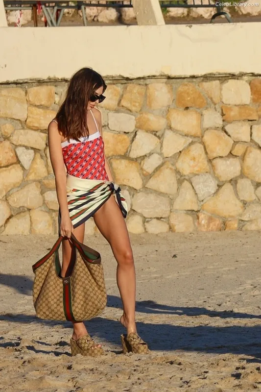 Emily Ratajkowski photo 23 of 3958