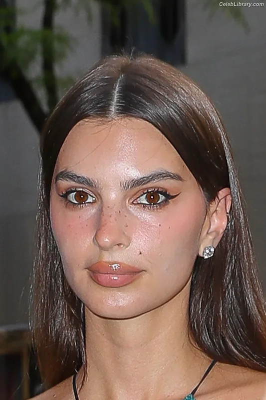 Emily Ratajkowski photo 10 of 3958